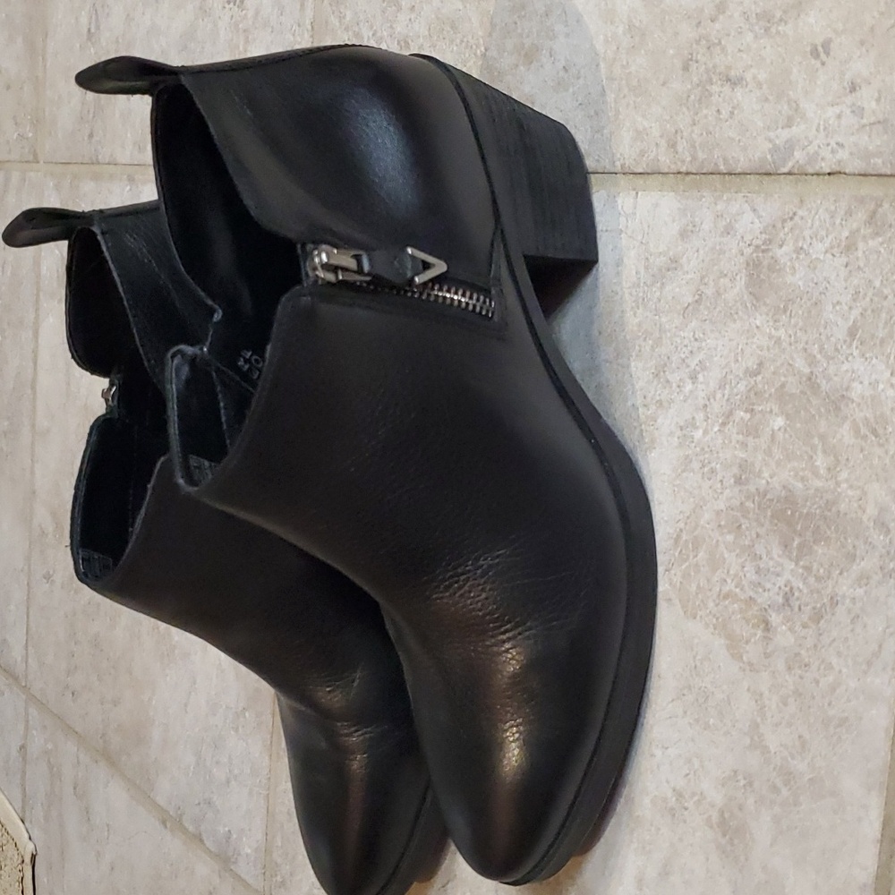 🔘Vionic black women's leather ankle booties size 8.5